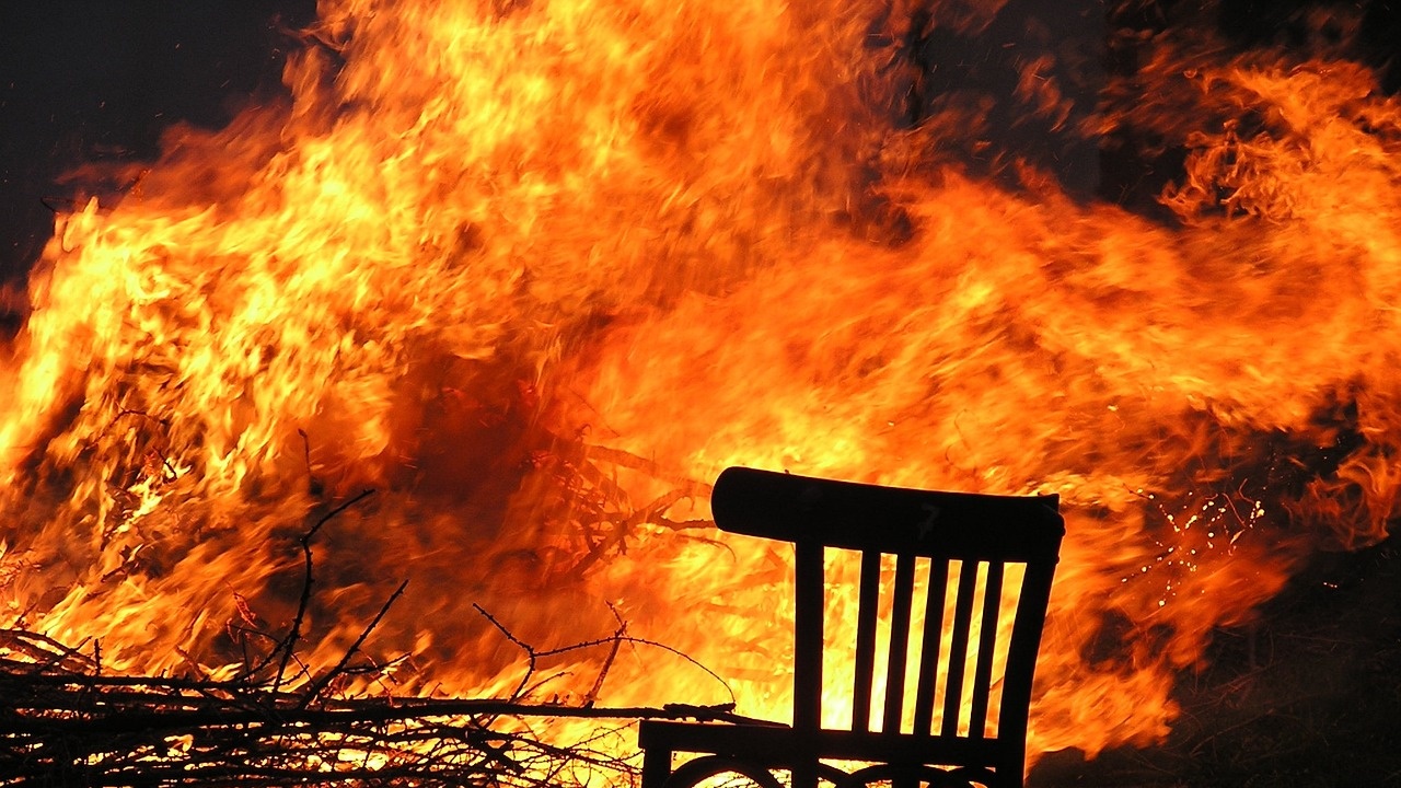 Мъж  пострада при опит да гаси пожар, пламнал в имота му