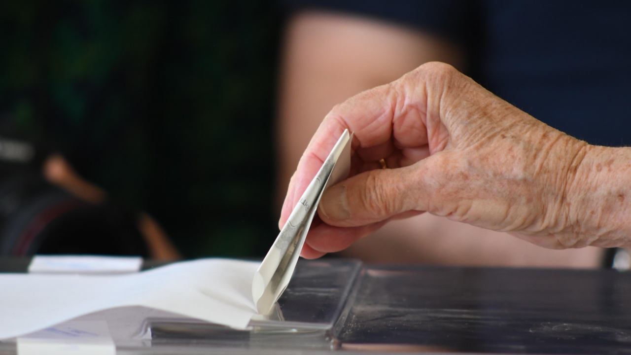 Правителството: Определянето на параваните за гласуване с хартиена бюлетина е извън правомощията ни