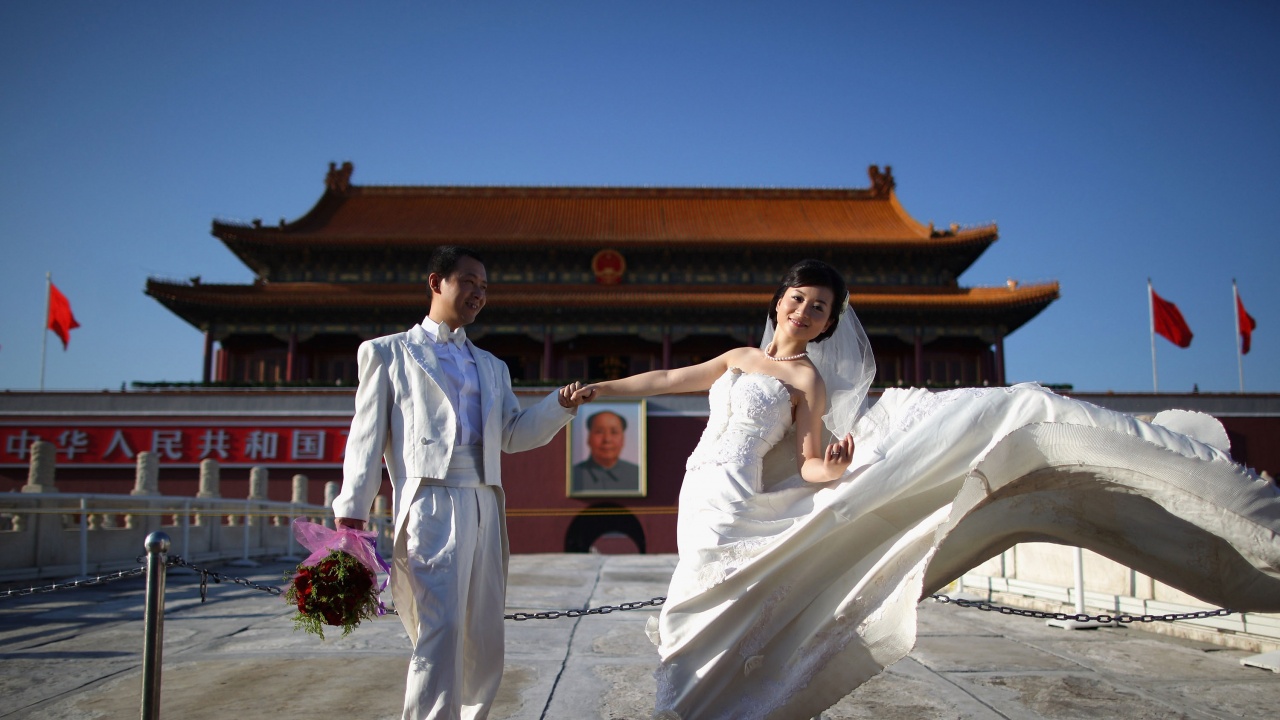 Китайски окръг насърчава сключването на брак с парични стимули, ако булката е на 25 г. или по-млада