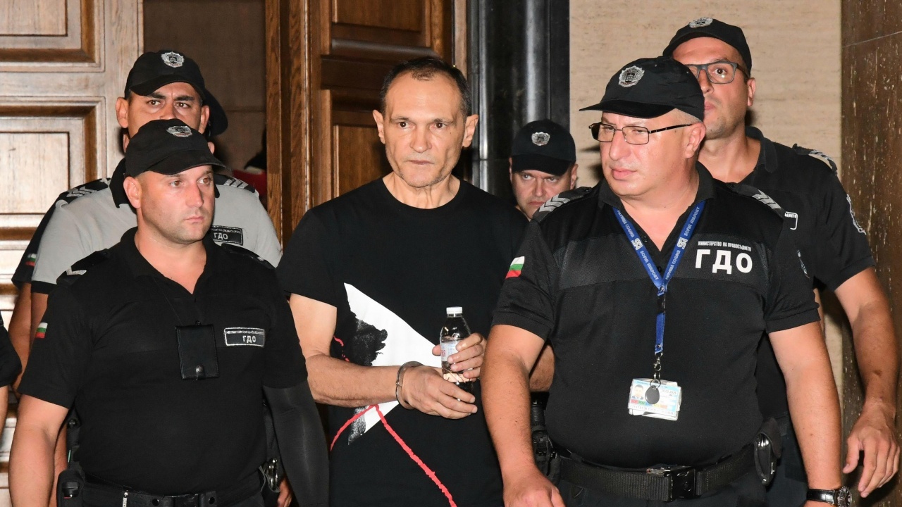 При засилени мерки за сигурност докараха Божков на разпит
