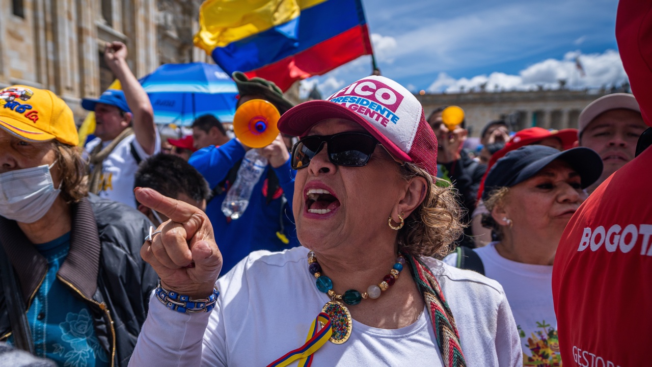 Бензинът в Колумбия скочи с 50%. Хиляди граждани на страната излязоха на протест