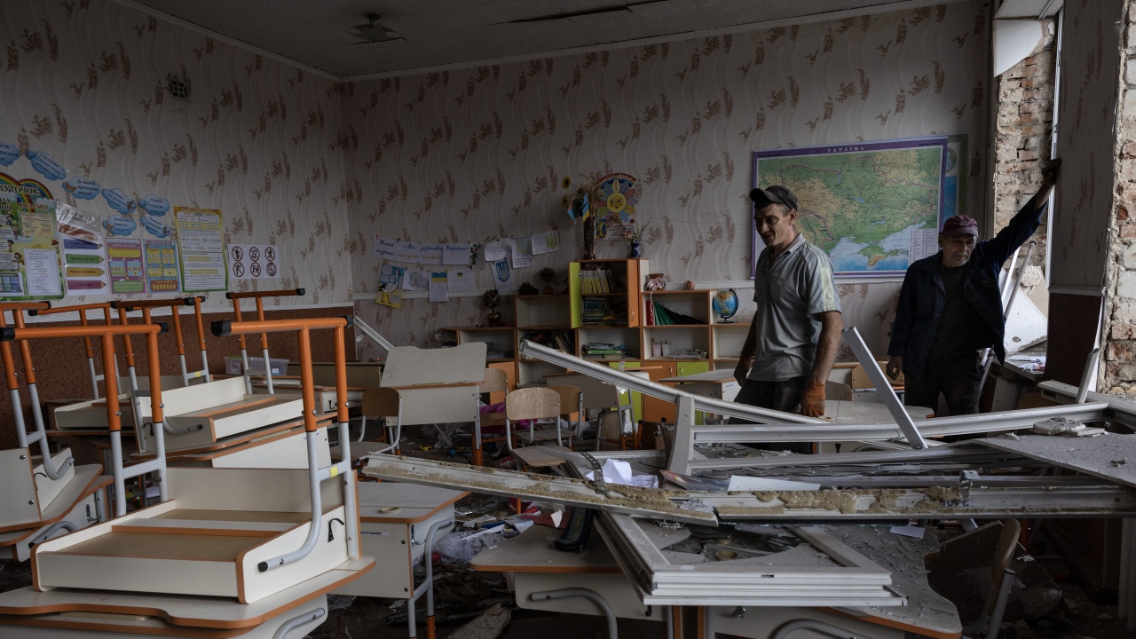 Постоянните атаки срещу училищата в Украйна водят до това, че само