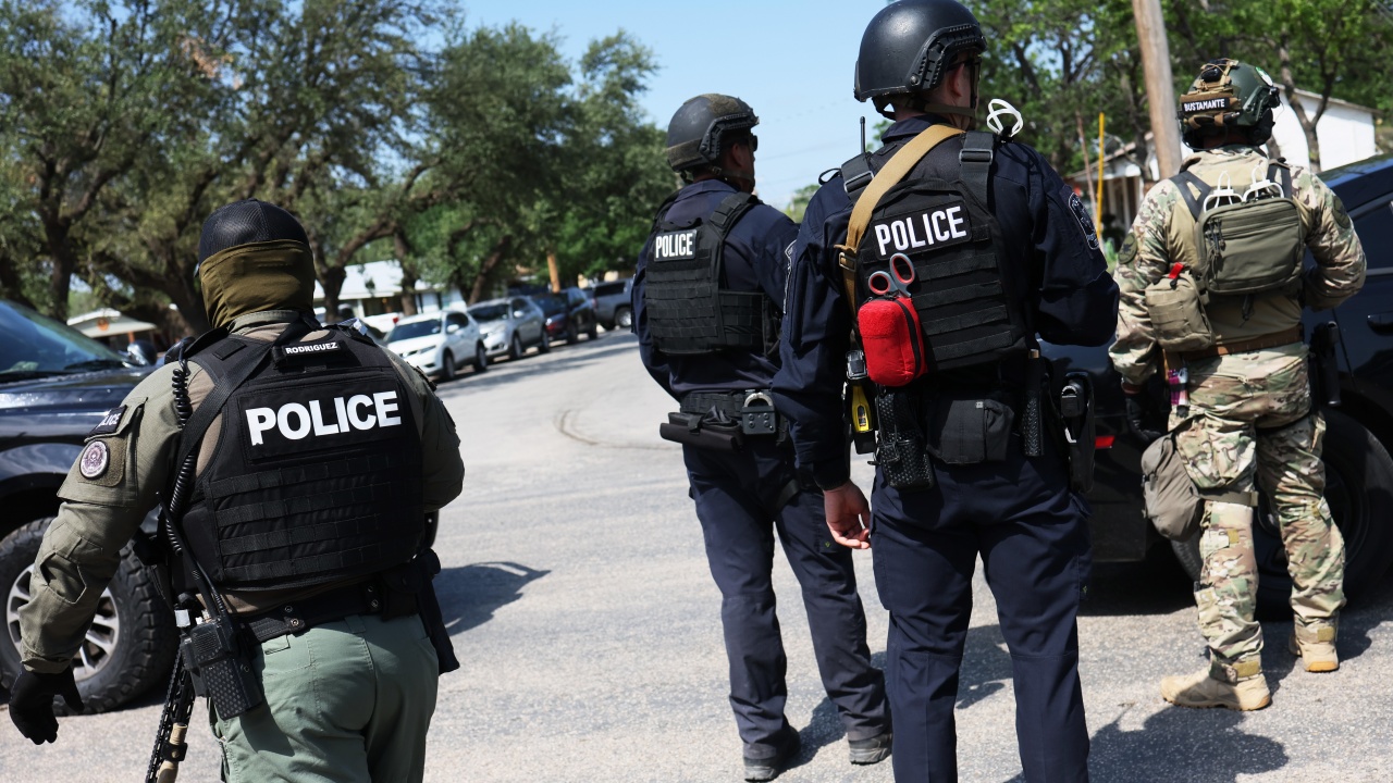 2 души загинаха при стрелба пред търговски център в Тексас