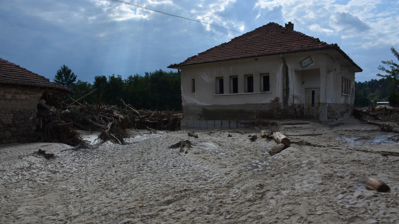 Година след потопа в Карловско: Коритото на р. Стряма е непочистено, инфраструктурата не е възстановена