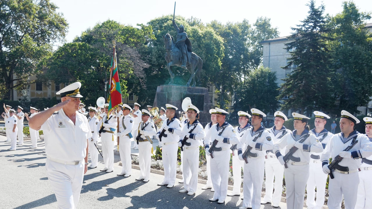 С военен ритуал и заупокойна молитва във Варна почетоха 80