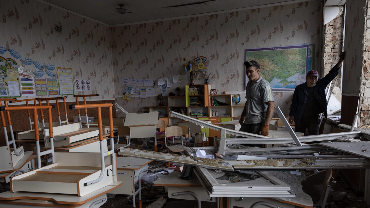 Постоянните атаки срещу училищата в Украйна водят до това че само