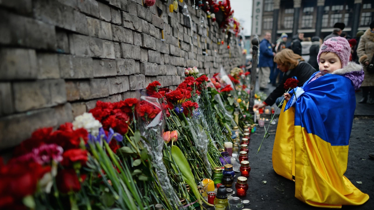 Украйна почита загиналите войници Президентът Володимир Зеленски поднесе цветя пред