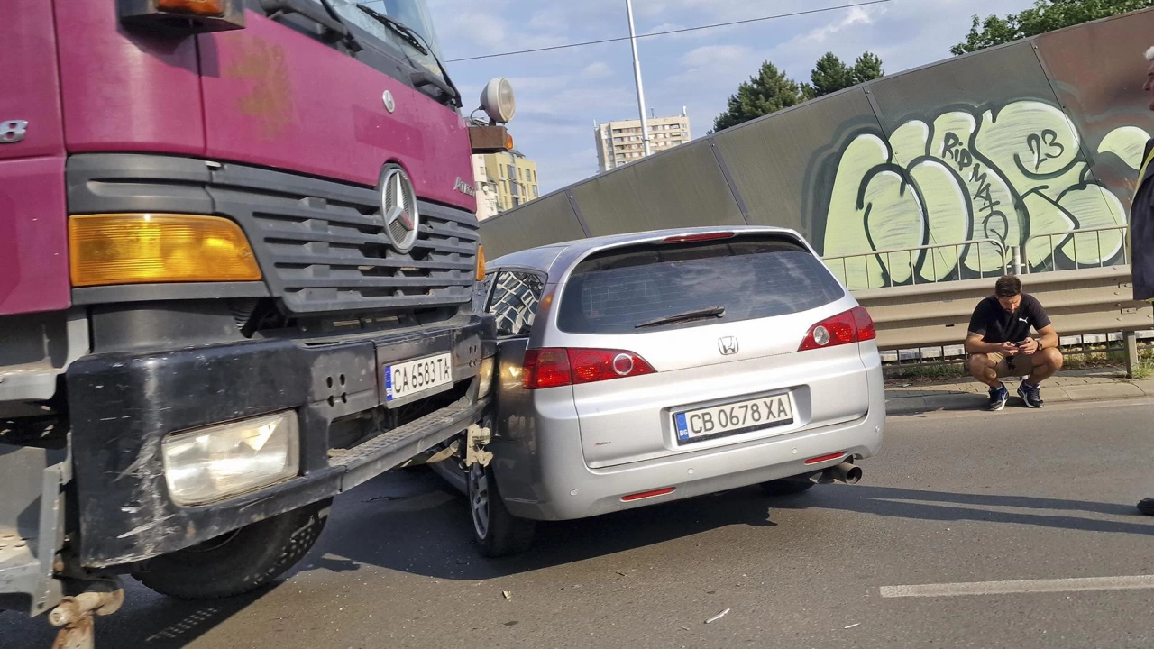 Инцидент на пътя в София съобщава Булфото Камион и лек
