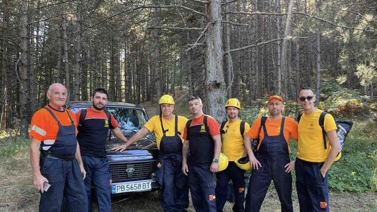 Доброволците на Асеновград участват в пожара над с Хвойна в