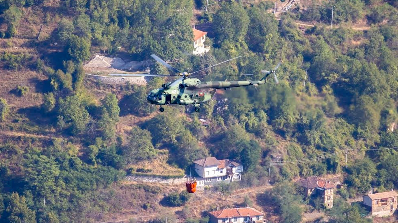 Два военни хеликоптера продължават да оказват помощ при гасенето на
