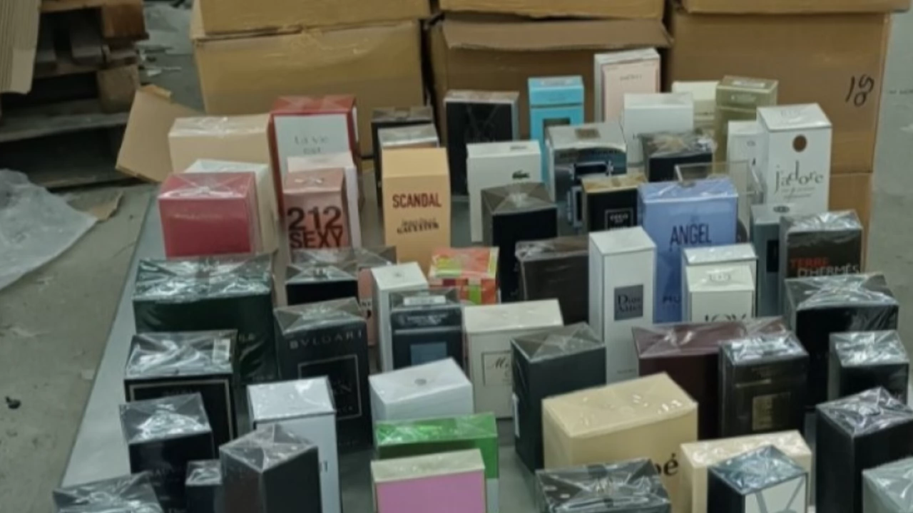 Общо 9670 парфюма и текстилни изделия задържаха служителите на териториалната