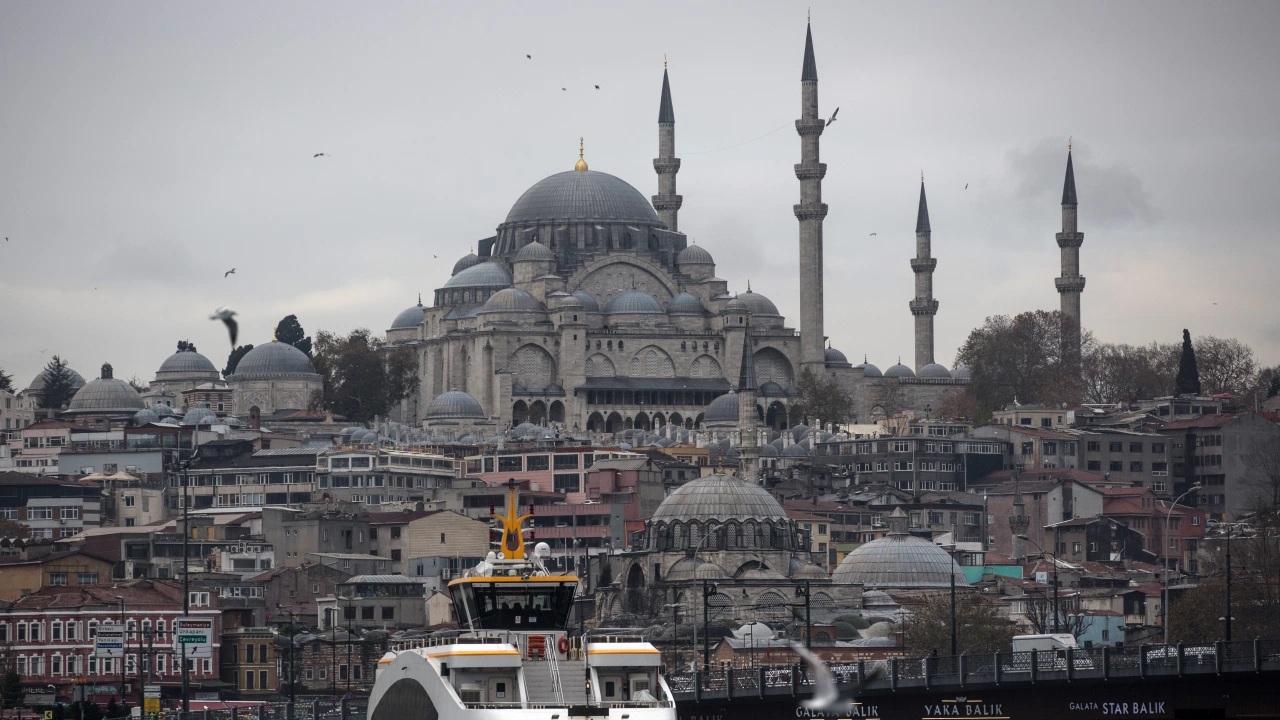 Пететажен хотел в историческия център на Истанбул бе евакуиран след