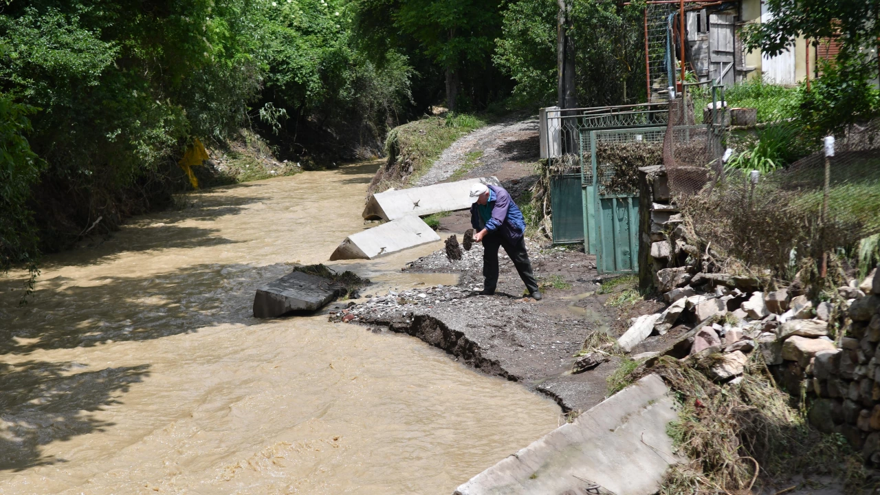 Година след водното бедствие в карловските села тоновете наноси са