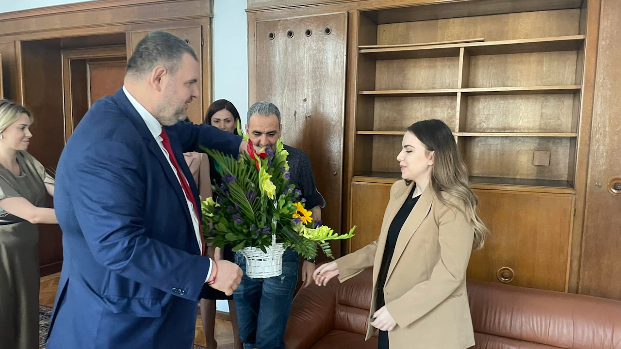 Депутатът от се срещна с шахматистката Нургюл Салимова и баща ѝ
