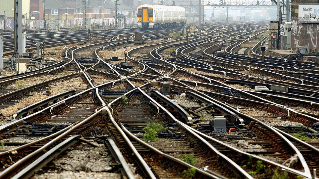 Пътуващите с влак във Великобритания днес се сблъскват с редица