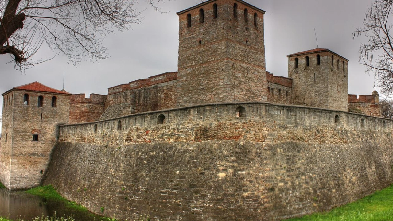 Отново паднаха камъни от фасадата на средновековната крепост Баба Вида