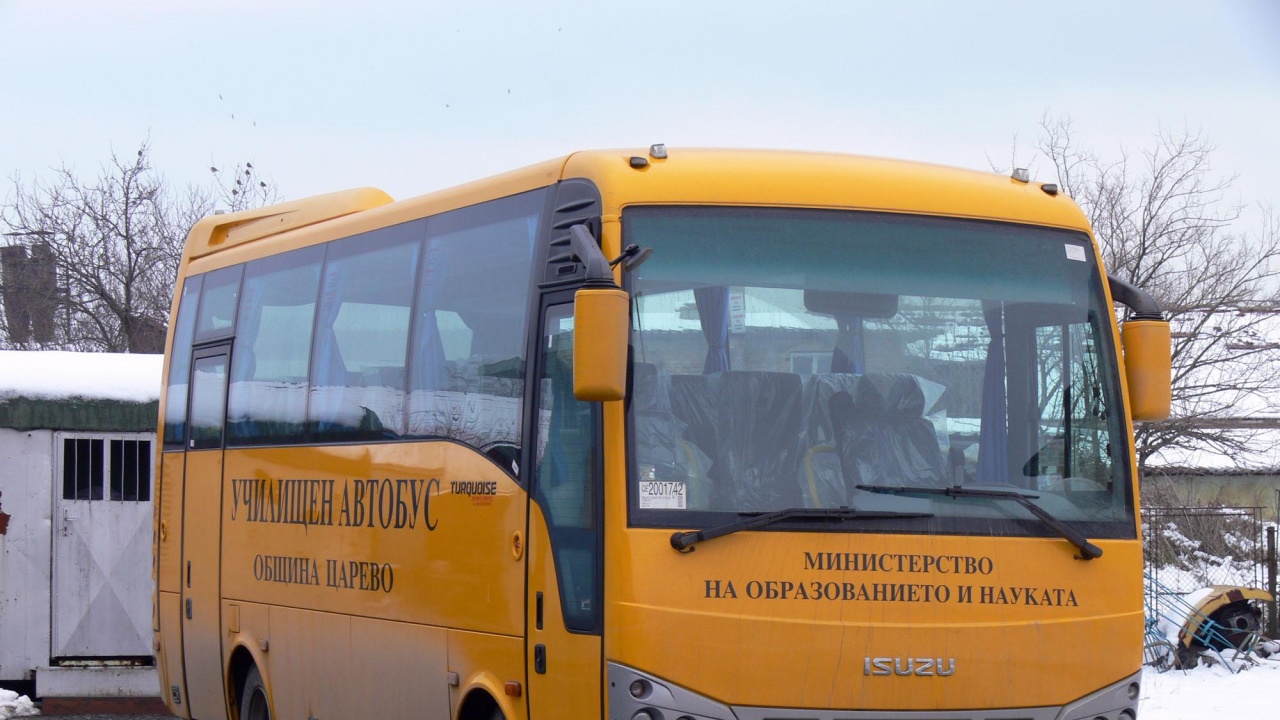 Продължават проверките на Автомобилна администрация на всички училищни автобуси. 
Това е