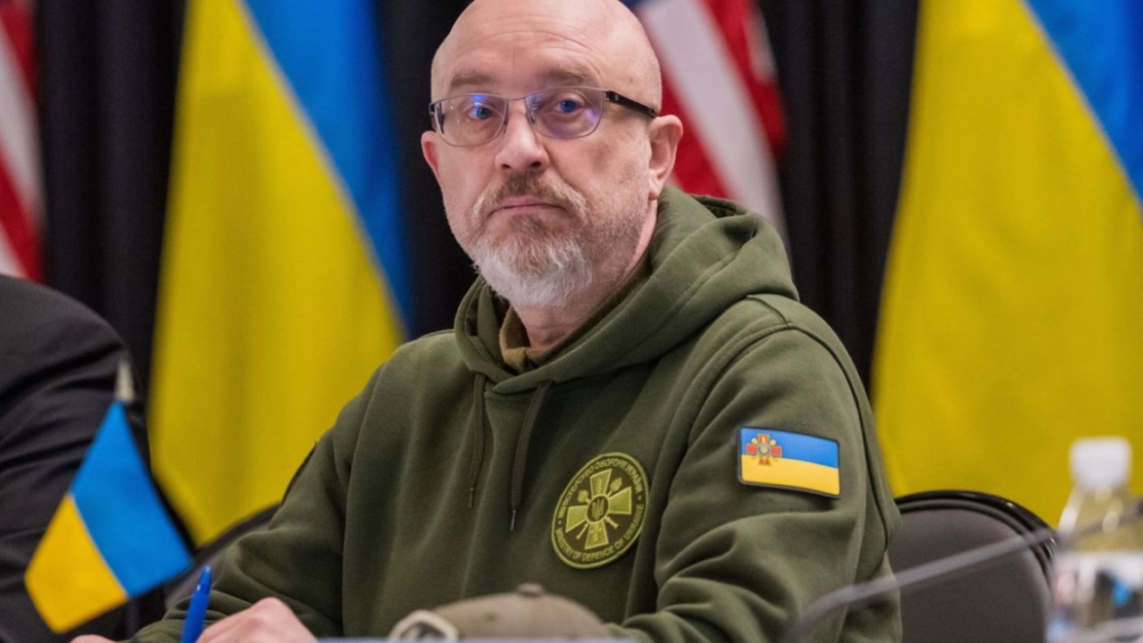 Украинският министър на отбраната връчи оставката си