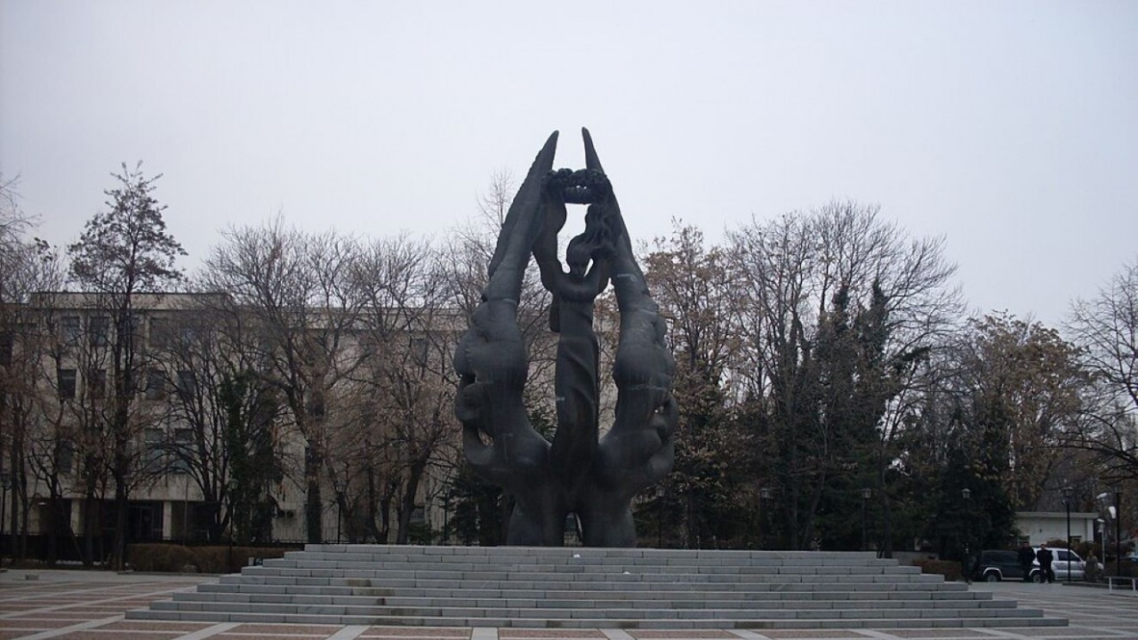 Измиха паметника на Съединението в Пловдив.
Всяка година в навечерието на