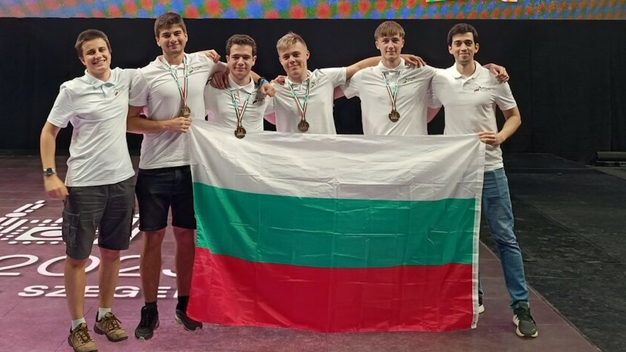 Четири медала за България от Международната олимпиада по информатика