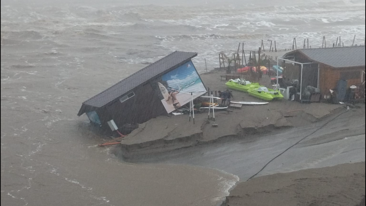 Потоп удави Южното Черноморие, има загинали (Видео)