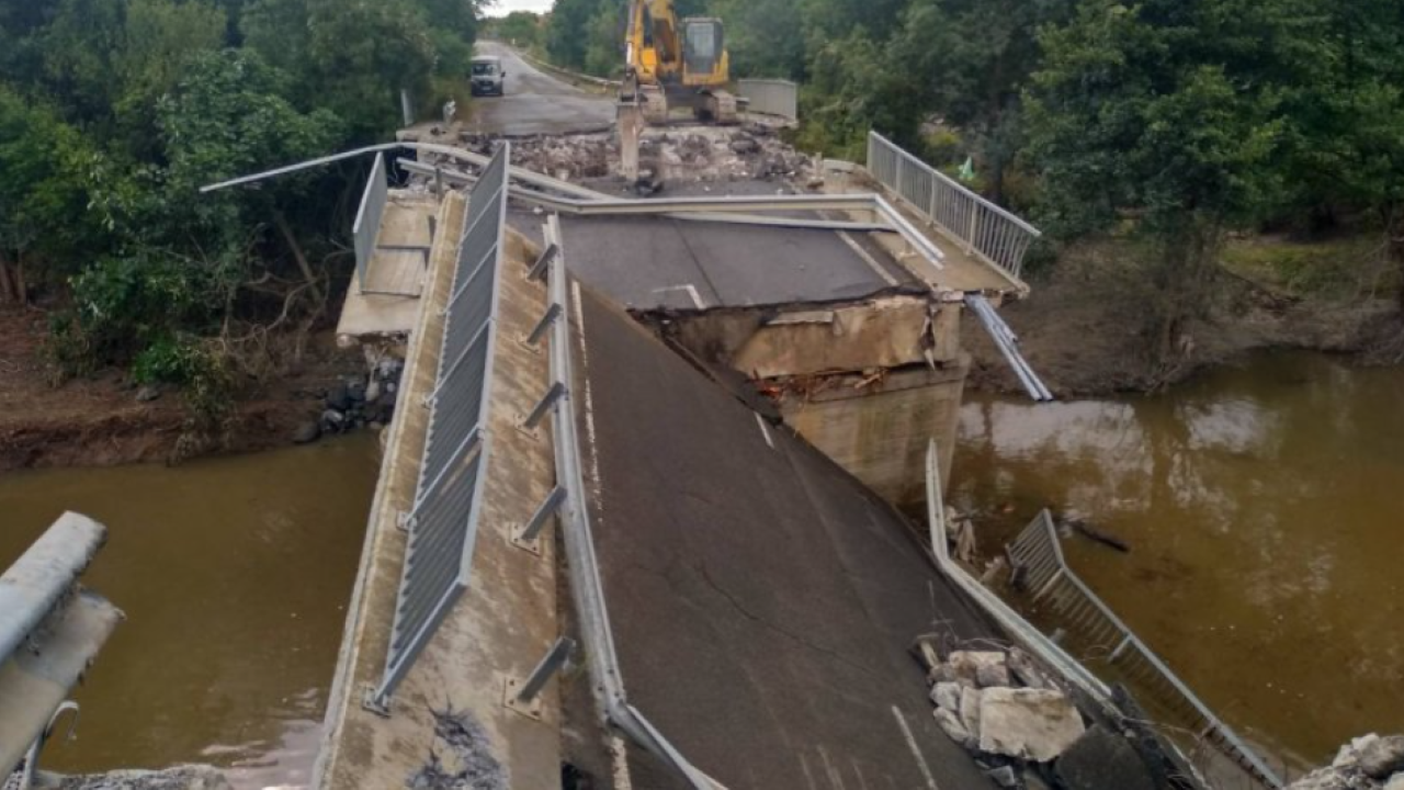 Разрушиха напълно моста на основния път между Царево и Ахтопол.