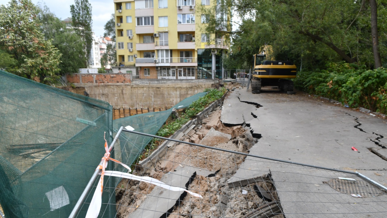 Огромно срутване на спрения строеж на ул. Тодор Джабаров и
