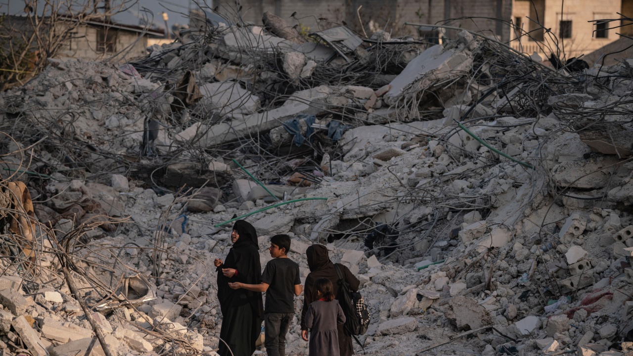 Най-малко 632 са жертвите на мощното земетресение, което разлюля снощи