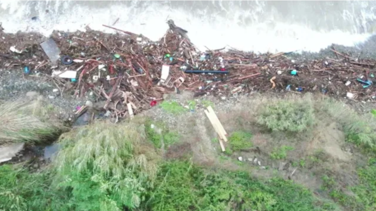 След наводненията у нас: Тонове боклуци в морето - има ли опасност?