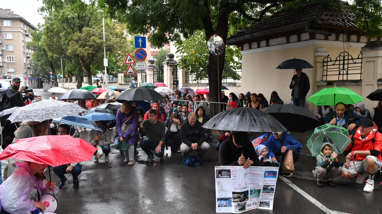 Десетки хора се събраха на протест пред сградата на Министерството