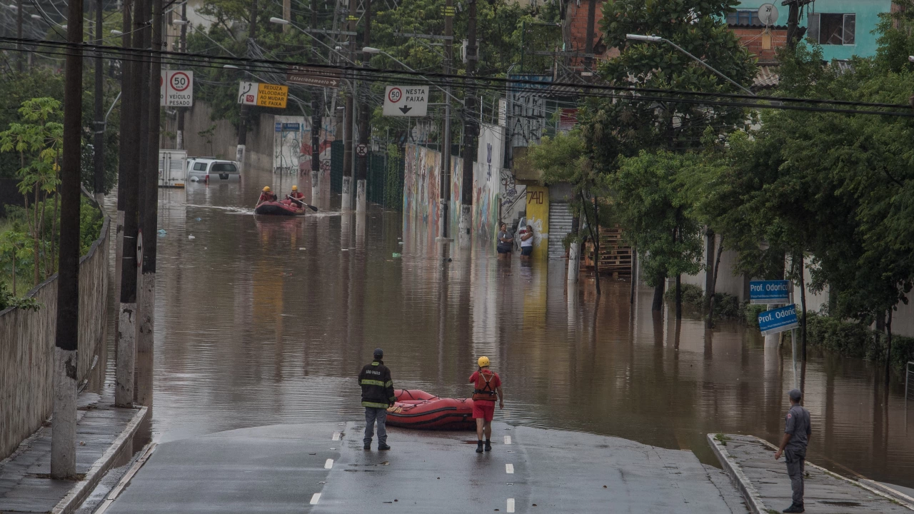 Броят на загиналите от проливни дъждове в Южна Бразилия нарасна до
