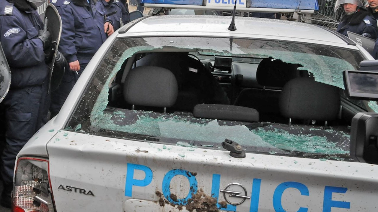 Мъж е счупил прозорец на полицейска кола с ритник в