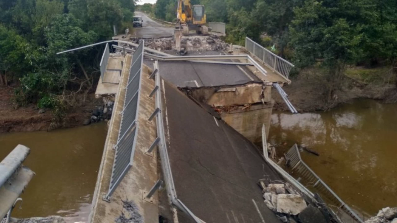 Разрушиха напълно моста на основния път между Царево и Ахтопол
