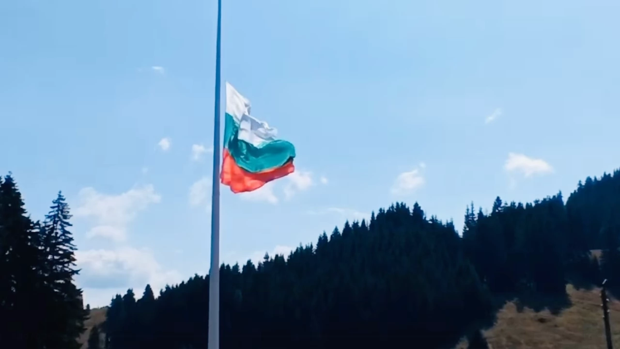 Знамето на пилона Рожен също беше свалено наполовина в деня