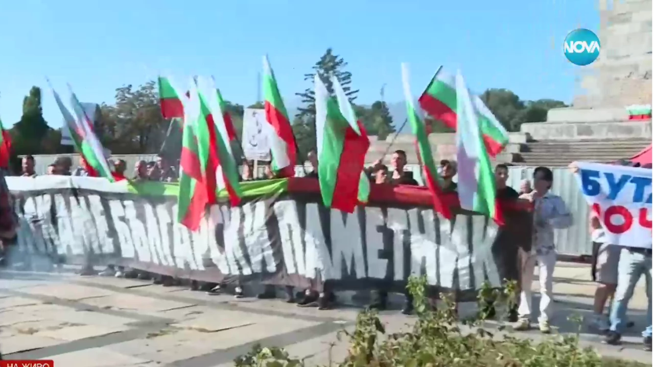 Противници на Паметника на Съветската армия в София се събраха днес пред