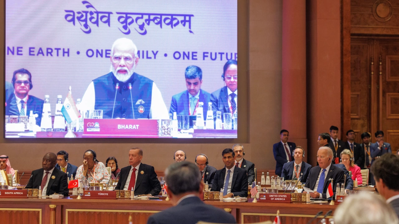На табелката пред индийския премиер Нарендра Моди на срещата на