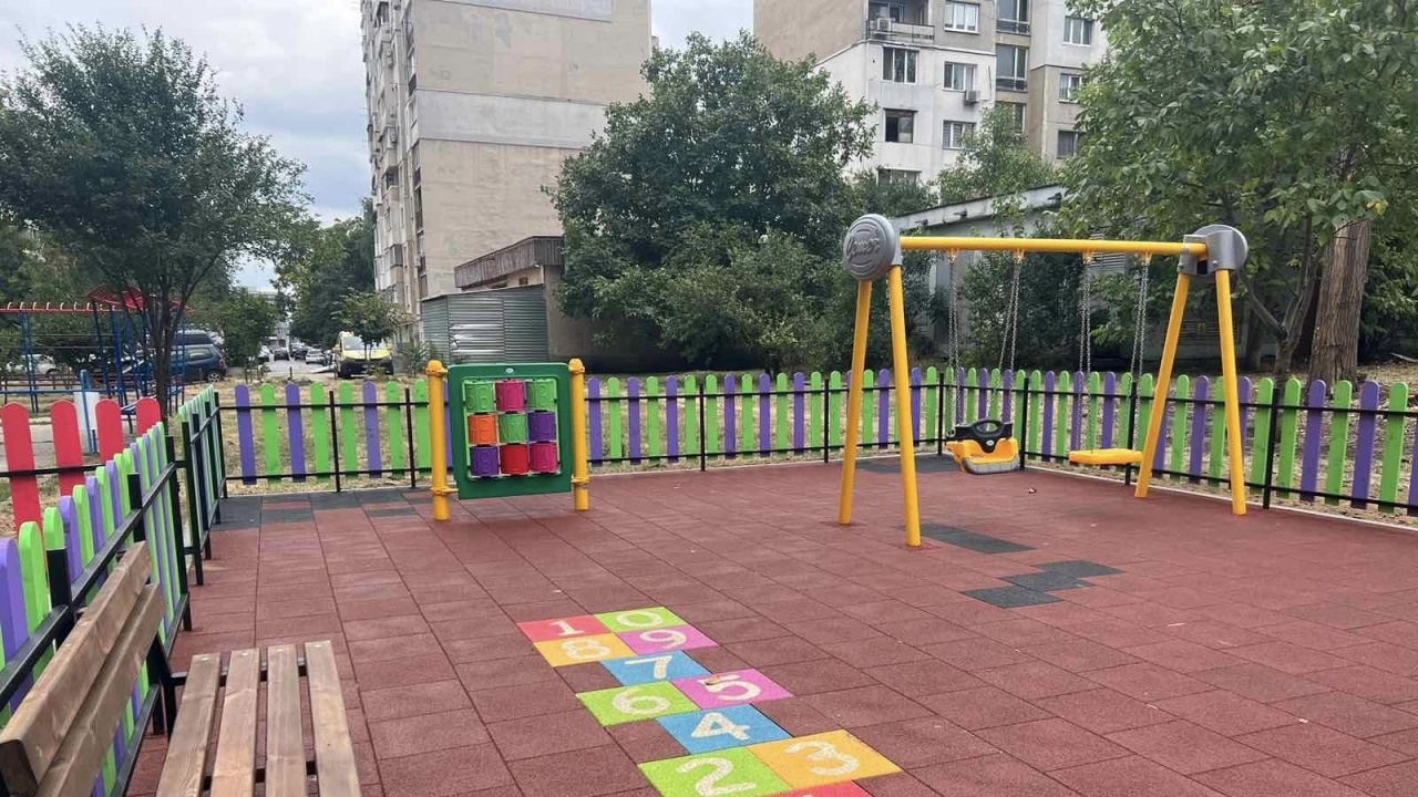 Дейностите по изграждане на 27-те нови детски площадки в район