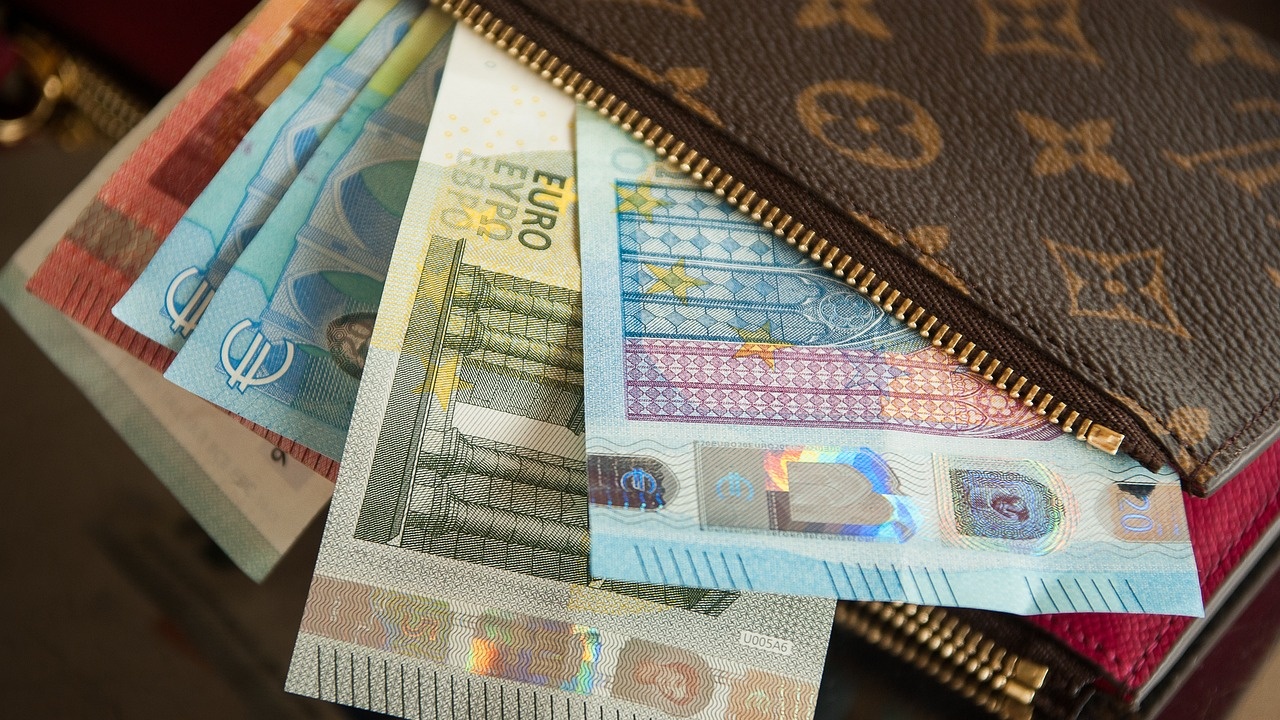 Еврото се задържа над 1,07 долара
