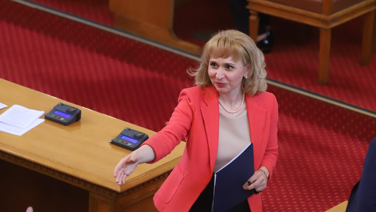 Омбудсманът Диана Ковачева сезира управителя на БНБ Димитър Радев, министъра на финансите Асен