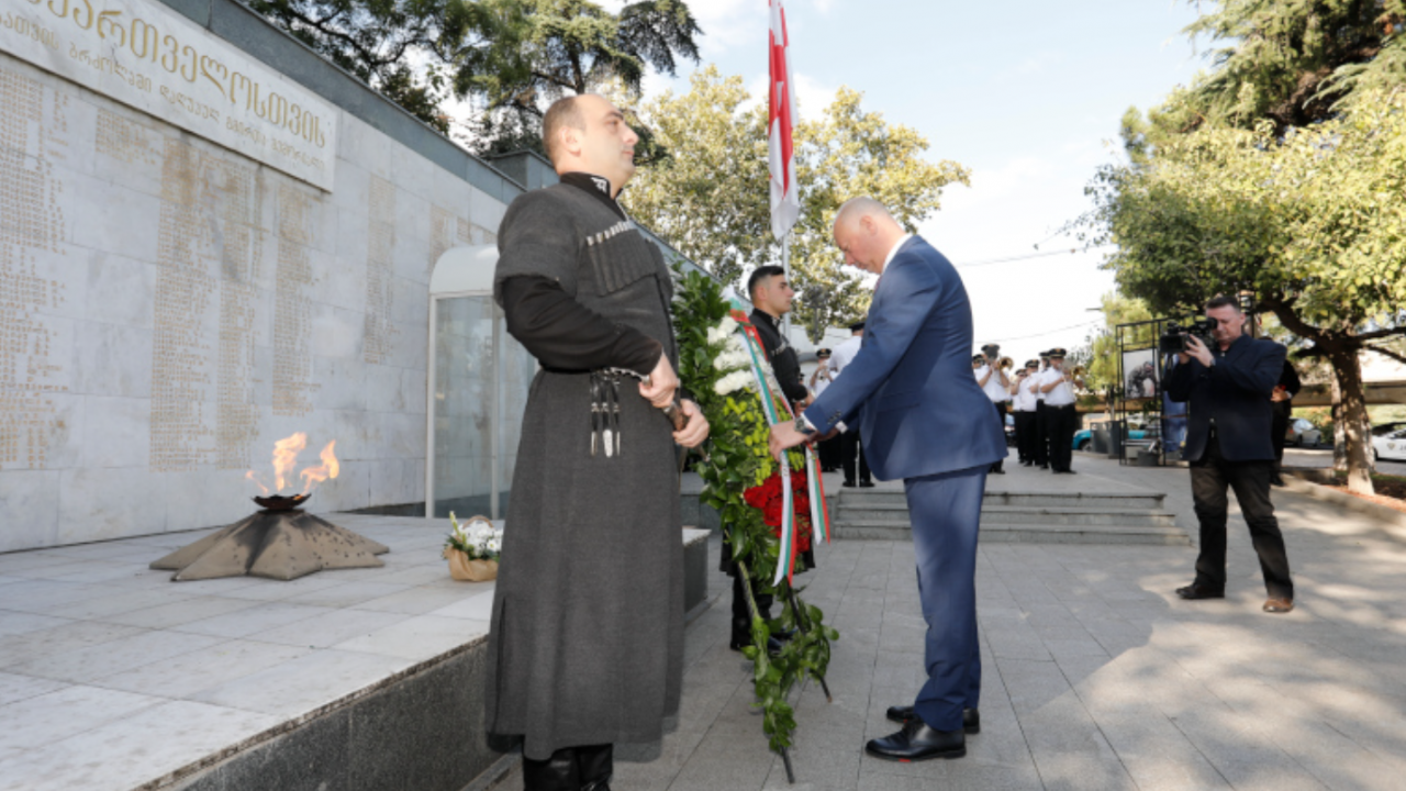 Росен Желязков участва в церемония по полагане на венец на Паметника на загиналите за териториалната цялост на Грузия герои