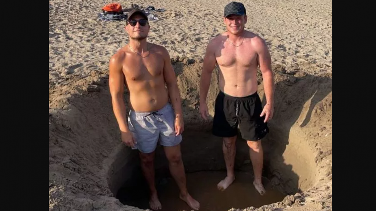 Дупка, изкопана от двама младежи на плажа Портмарнок в Ирландия,