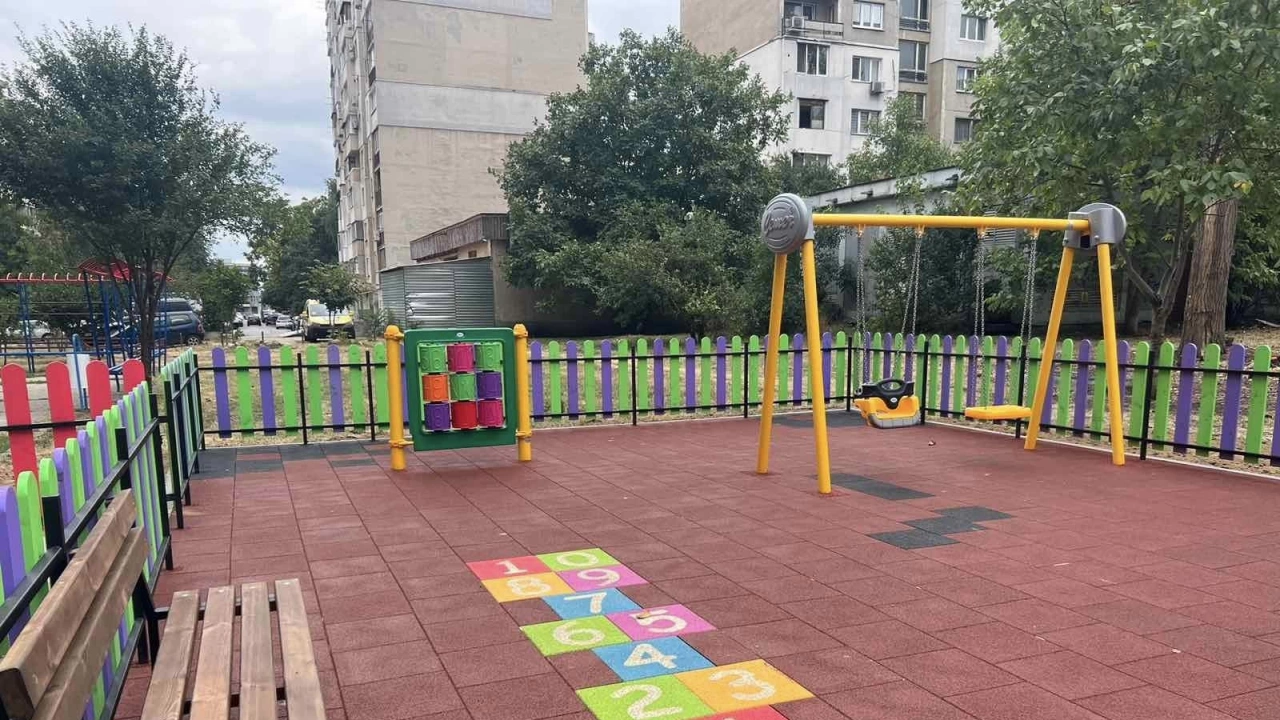 Дейностите по изграждане на 27 те нови детски площадки в район
