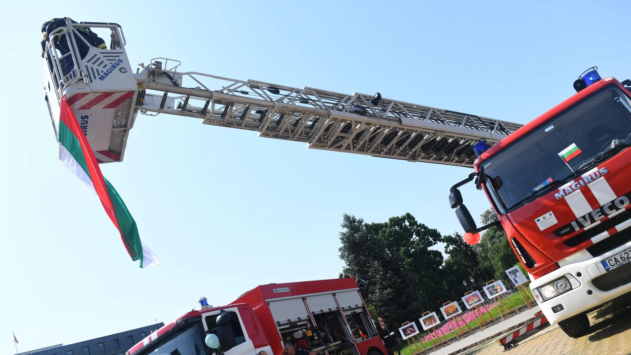 Българският екип от 36 пожарникари който преди десет дни замина