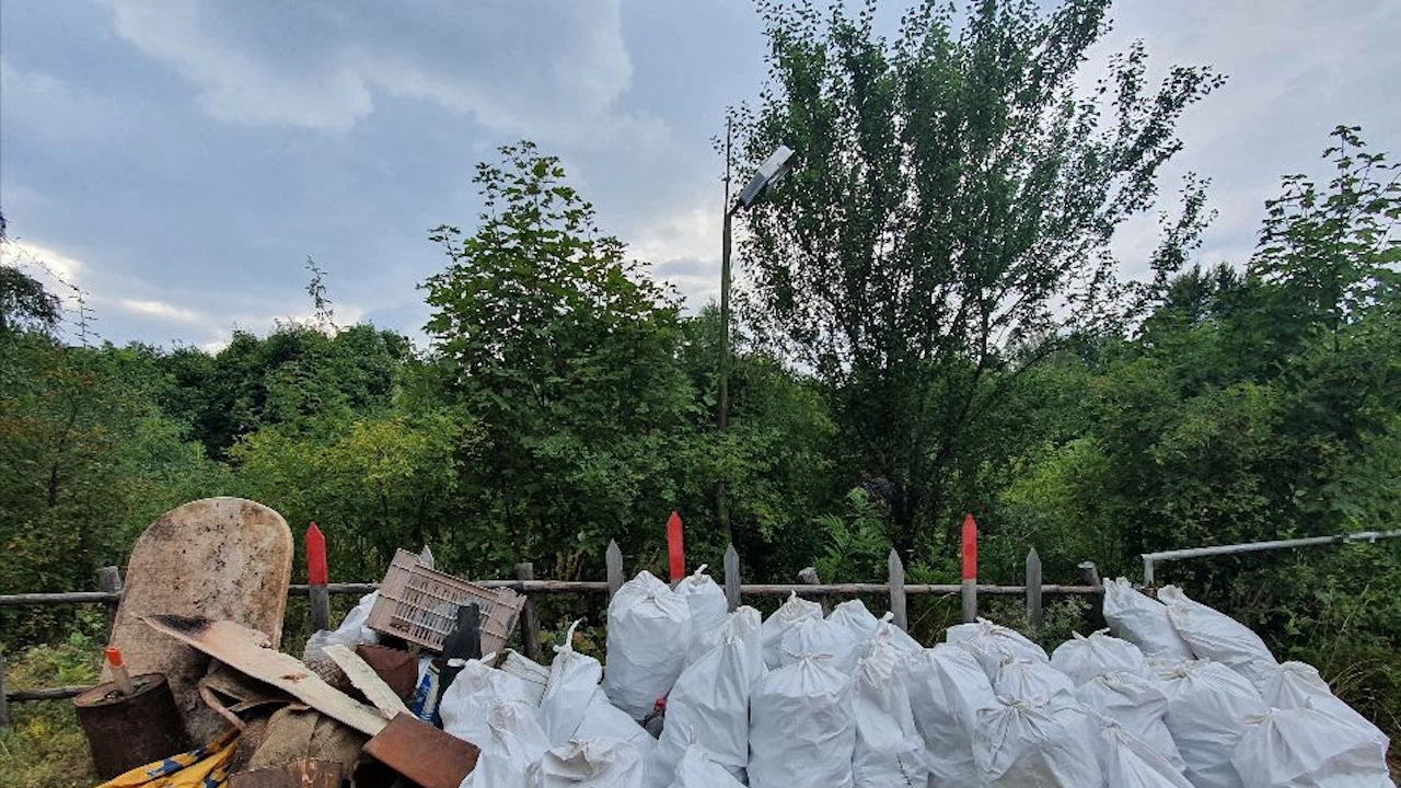 Доброволци чистиха 6 дни в планина Беласица в районите на