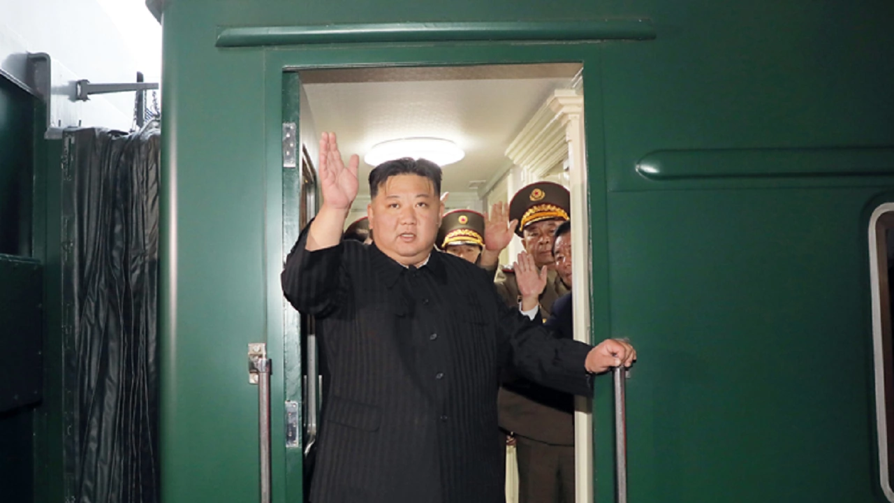 Севернокорейският лидер е пристигнал в Русия съпроводен от високопоставени военни