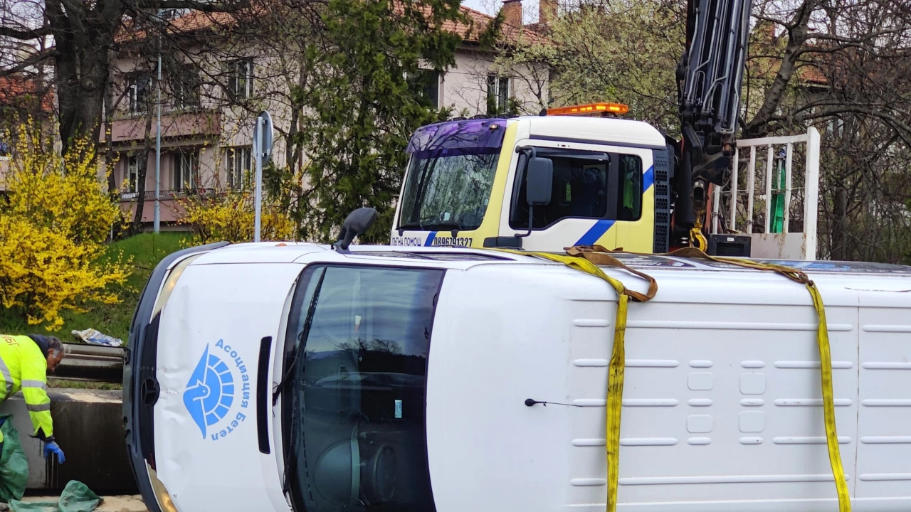 Микробус е затънал в изкоп за нов водопровод в Благоевград