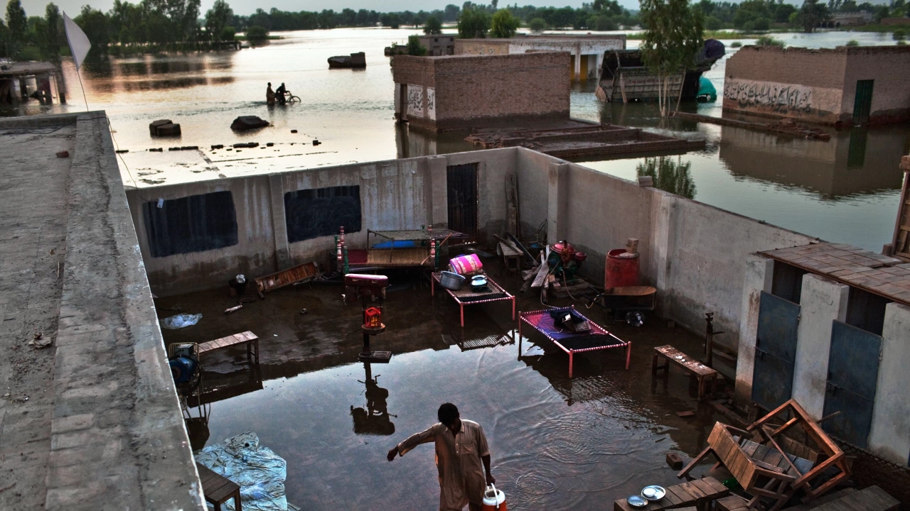 Около 10 000 души се водят изчезнали след опустошителните наводнения