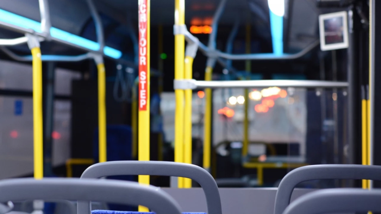 Курсовете на нощните автобуси във Варна се преустановяват от днес Автобусите