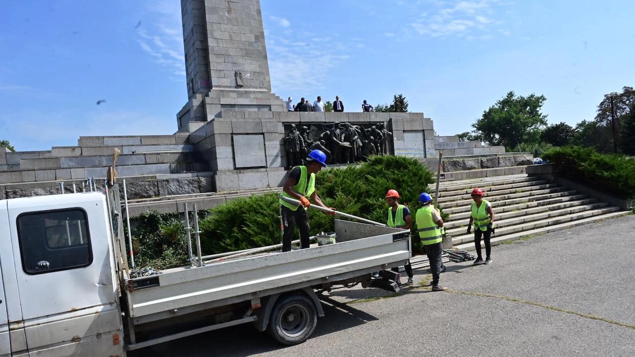 Започна изграждането на скеле около Паметника на Съветската армия съобщиха