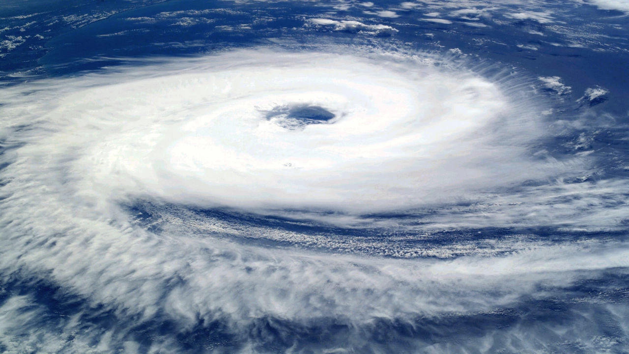Канада се подготвя за ураган Жителите на Нова Скотия започнаха